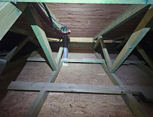 Zateplení stropu rodinného domu pomocí foukané izolace